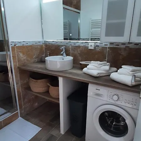Avec Jaccuzzi Apartman *